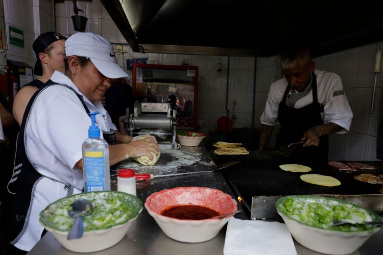 Taquería El Califa de León adalah kedai taco di Meksiko pertama yang mendapatkan bintang Michelin 
