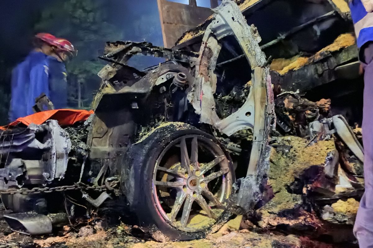 Sebuah mobil mewah jenis Porsche ludes terbakar di KM 42+800 Tol Jagorawi arah Ciawi, Puncak, Bogor, Jawa Barat, Kamis (25/8/2022) pukul 21.30 WIB