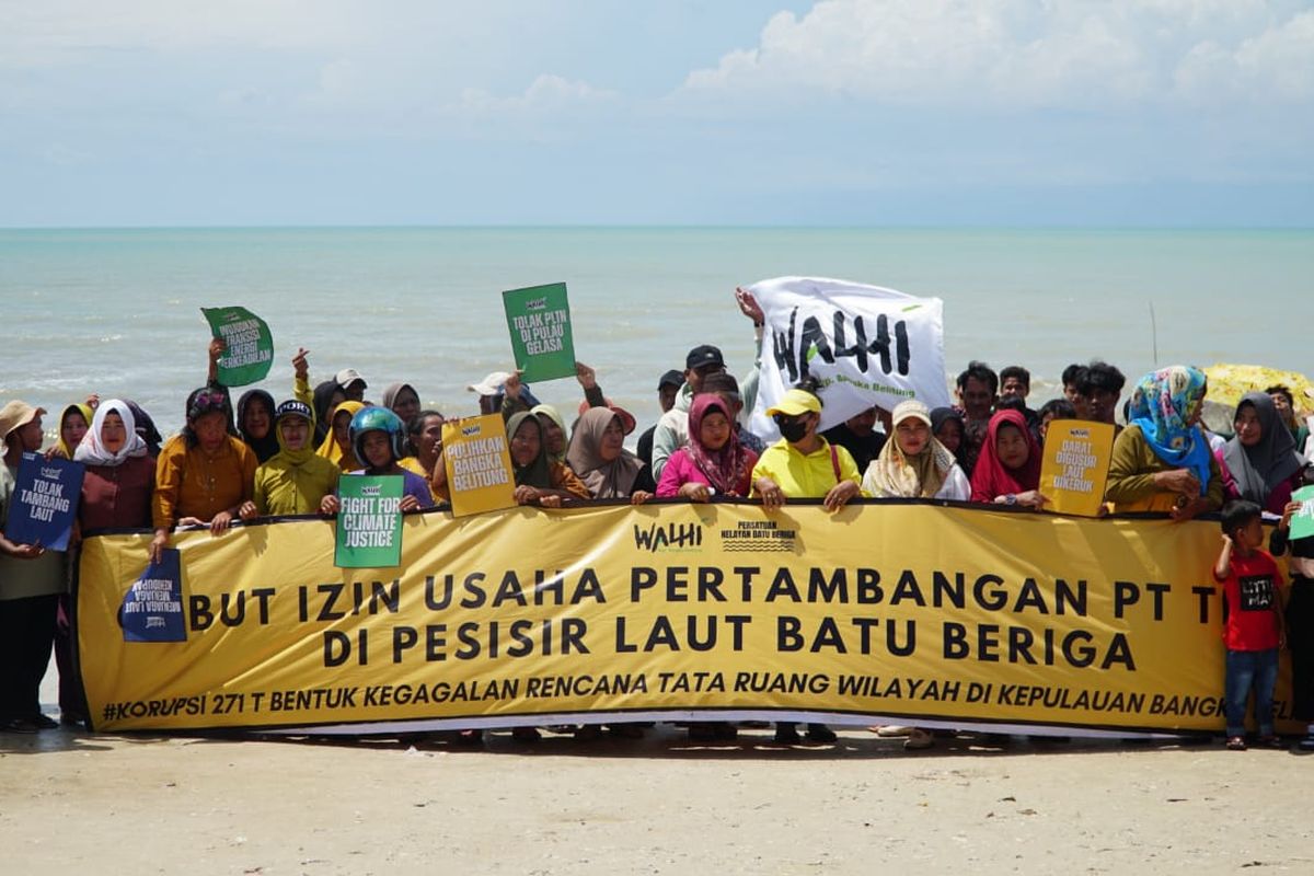 Walahi dan bersama masyarakat  mendesak pencabutan izin usaha pertambangan (IUP) timha dalam acara sedekah laut di pantai Batu Panjang, Desa Batu Beriga, Kecamatan Lubuk Besar, Minggu (12/5/2024).