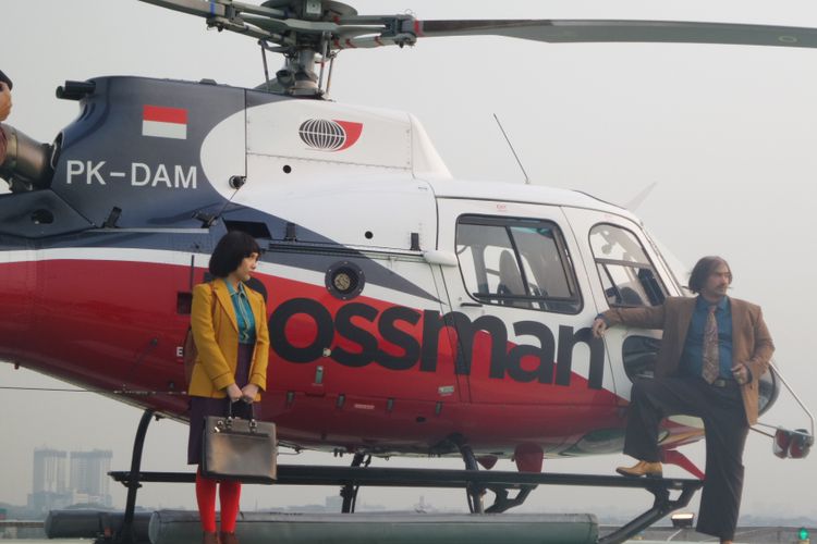 Reza Rahadian dan Bunga Citra Lestari berpose untuk mempromosikan film My Stupid Boss 2 di Helipad Pondok Indah Mal (PIM) 3, Jakarta Selatan, Selasa (31/7/2018).