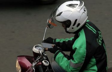 Fitur power outlet pada motor sangat membantu bagi rider Ojol