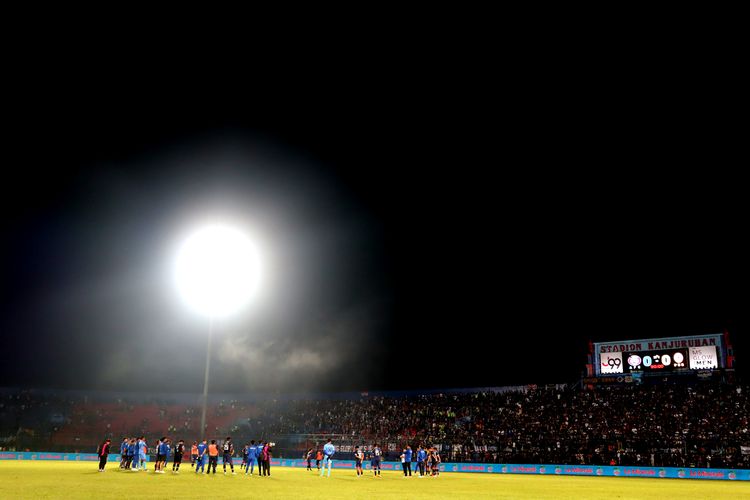 Suasana usai pertandingan pekan 2 Liga 1 2022-2023 Arema FC melawan PSIS Semarang yang berakhir dengan skor 2-1 di Stadion Kanjuruhan Kepanjen, Kabupaten Malang, Sabtu (30/7/2022) malam.