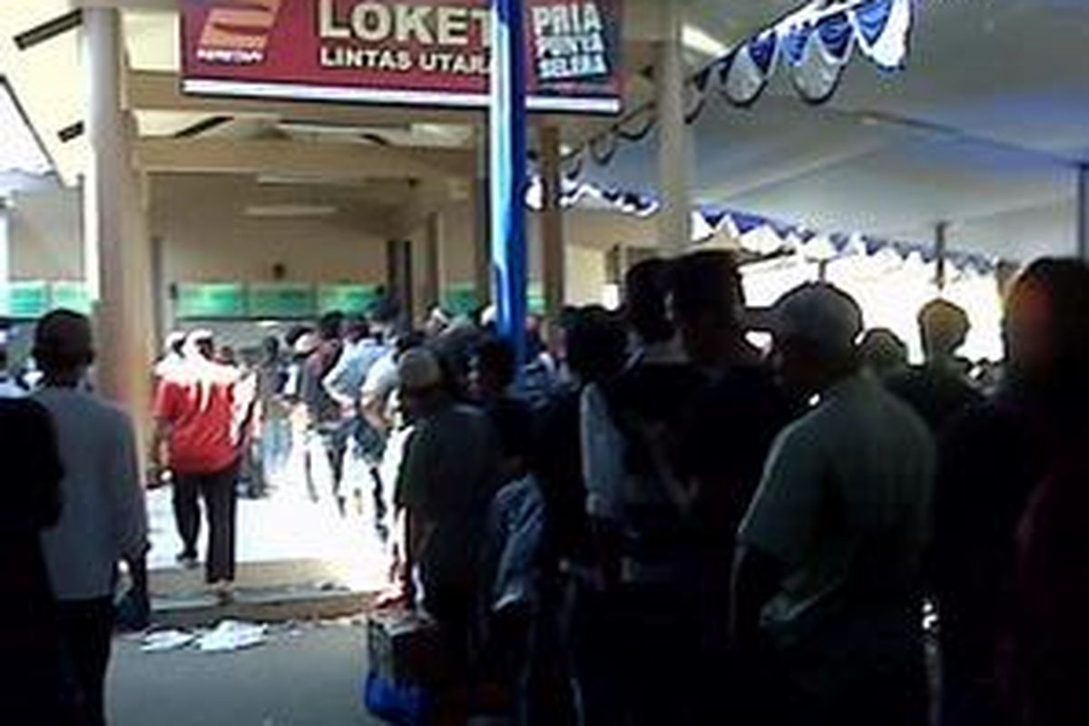 Antrean panjang sekitar sepuluh meter lebih pemudik berderet di loket lintas utara dan selatan Stasiun Pasar Senen, Minggu (28/9).