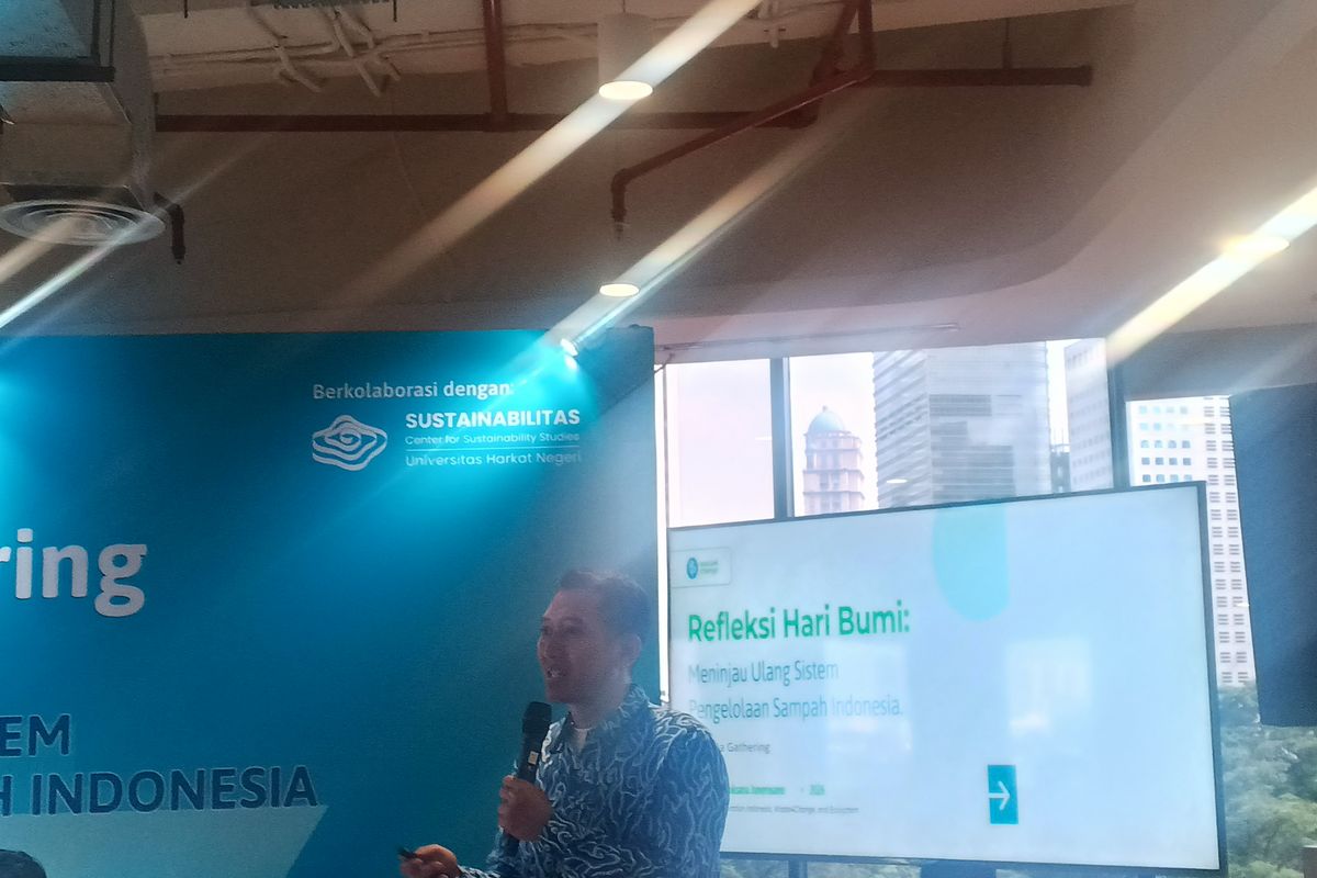 Founder & Chief Executive Officer Waste4Change, Mohamad Bijaksana Junerosano saat menjelaskan permasalahan tata kelola persampahan di Indonesia dalam Media Gathering pada Senin (20/4/2026).