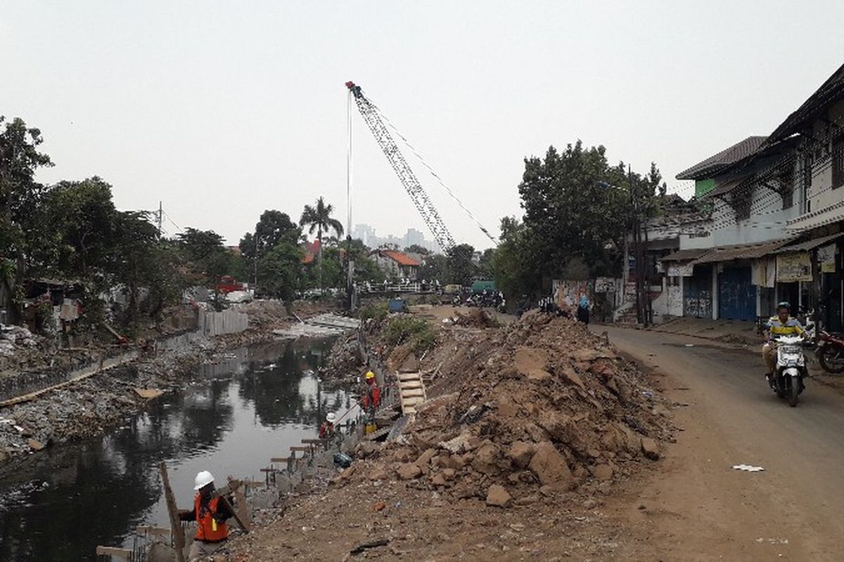 Dinas Sumber Daya Air (SDA) DKI Jakarta melalukan normalisasi Kali Gogol di Jalan Palmerah I atau jalan inspeksi, Jakarta Barat pada Selasa (25/9/2018).