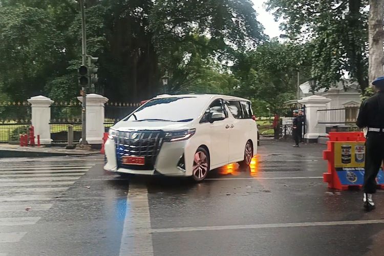 Mobil yang membawa Menteri Pertahanan (Menhan) sekaligus calon presiden (capres) nomor urut 02 Prabowo Subianto meninggalkan Istana Kepresidenan pada Selasa (28/11/2023). 