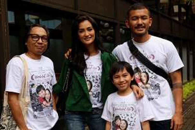 Sutradara Agus Makkie, artis Atiqah Hasiholan, Sinyo, dan Rio Dewanto (kiri ke kanan) berpose usai diwawancara terkait promosi film 'Wonderful Life' di Bentara Budaya Jakarta, Jakarta Pusat, Jumat (30/9/2016).