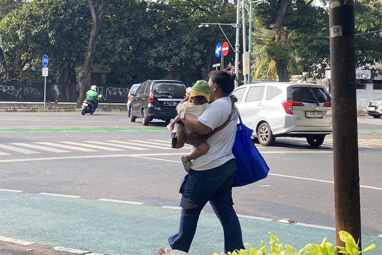 Potret Pengamen Bawa Balita di Jakarta, Bertaruh Keselamatan Anak demi Cari Nafkah