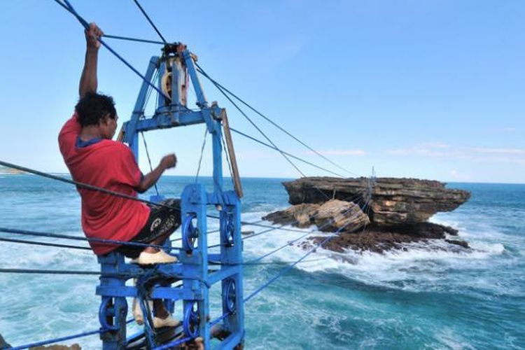 Flying Fox Tradisional di Pantai Timang Gunung Kidul, DIY.