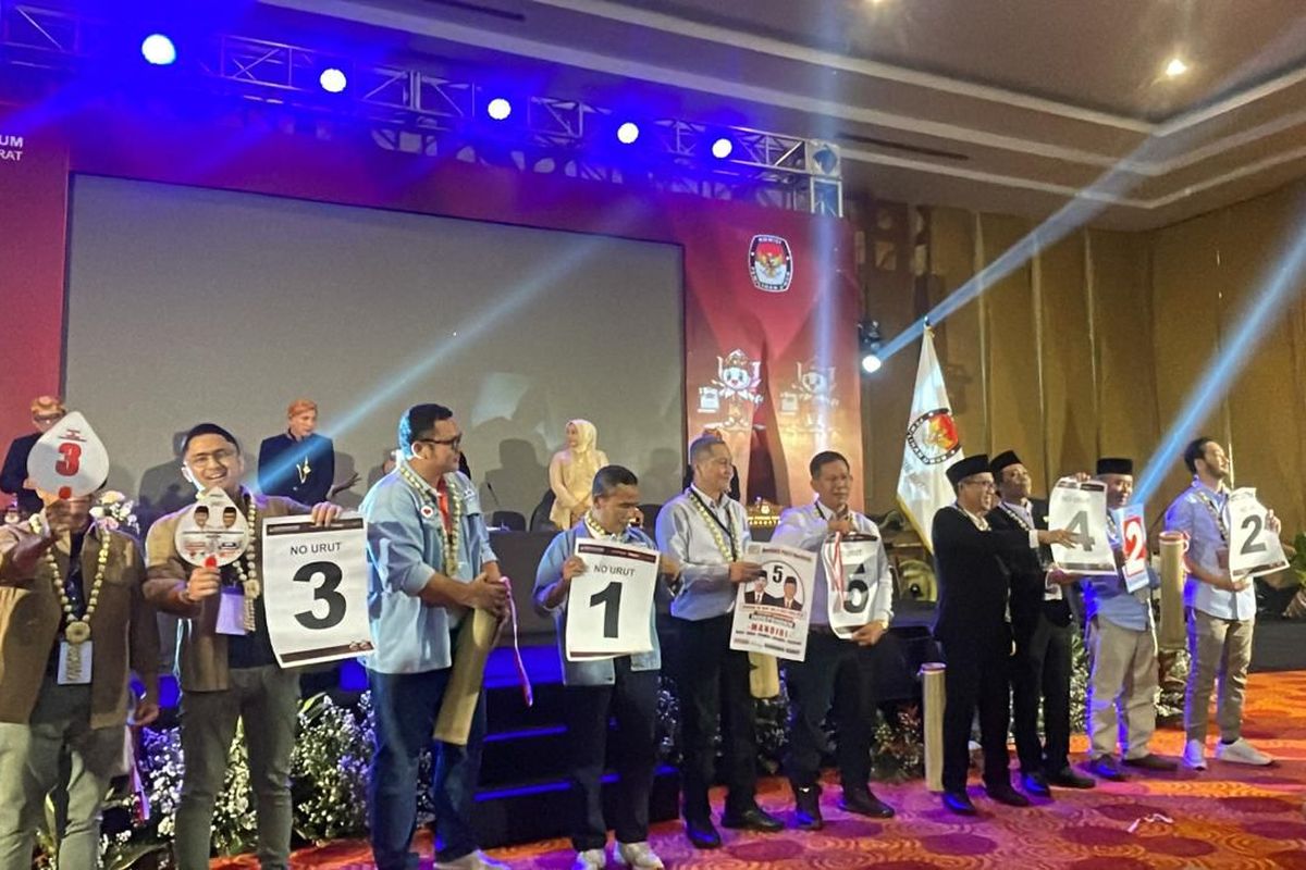 Para pasangan calon bupati dan wakil bupati Bandung Barat memperlihatkan nomor urut untuk kontestasi Pilkada Bandung Barat, Senin (23//9/2024). 