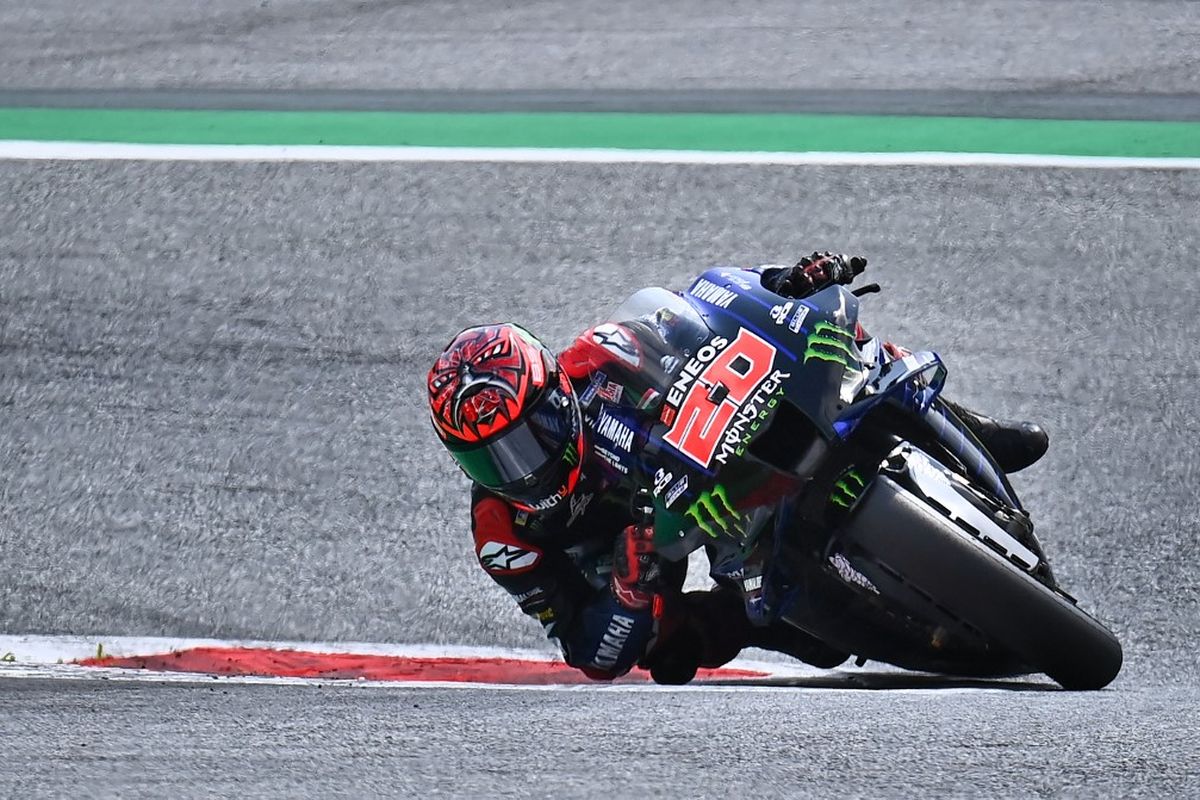 Fabio Quartararo saat berlaga pada MotoGP Austria 2021. (Photo by JOE KLAMAR / AFP)