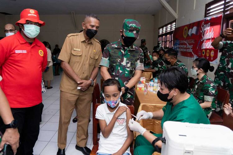 Pangdam XVI Pattimura, Mayjen TNI Richard Tampubolon memantau vaksinasi anak usia 6-11 tahun di SD Chandra Kirana, Ambon, Selasa (11/1/2022)