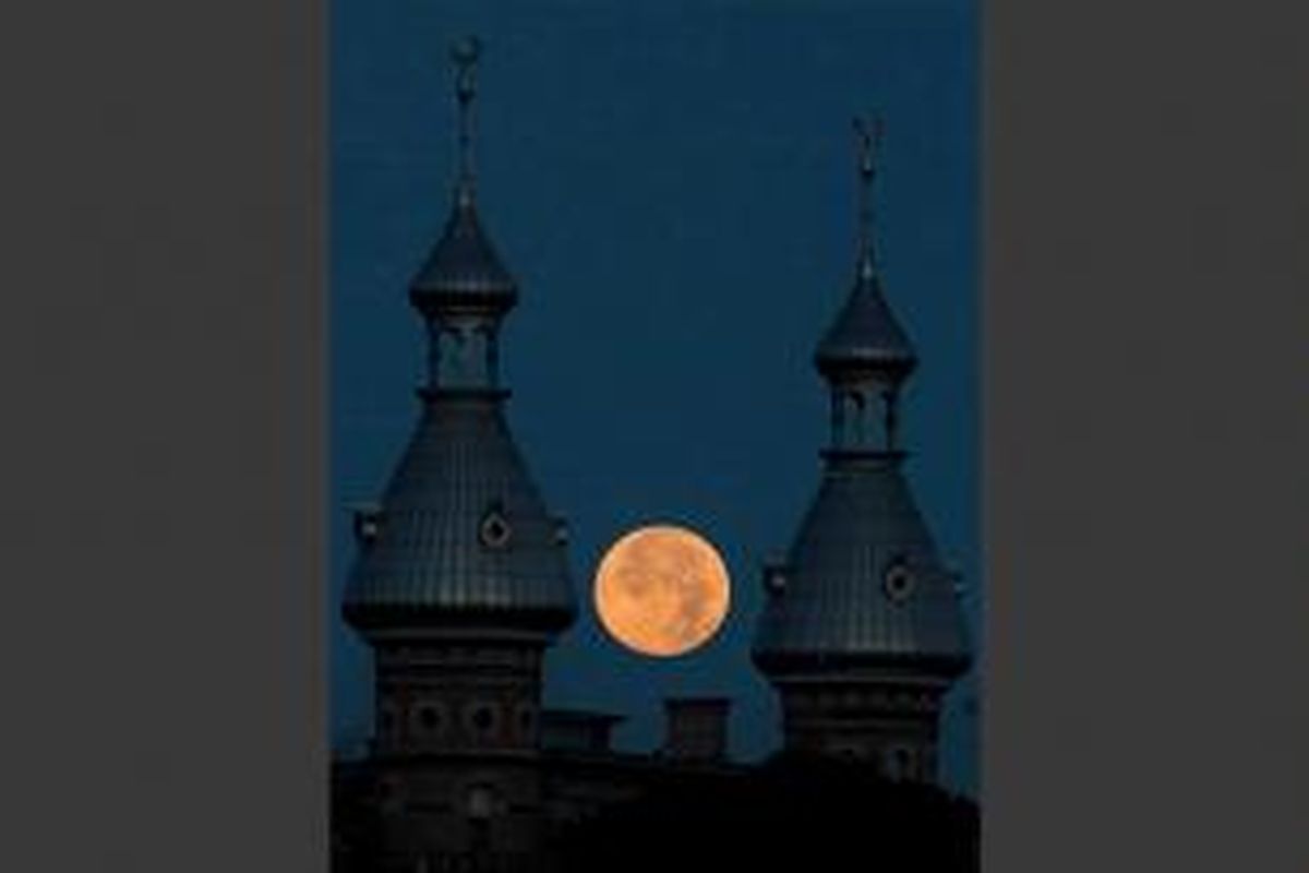 Bulan purnama di belakang menara University of Tampa, Florida, 23 Juni 2013. Bulan yang akan mencapai tahap penuh pada Minggu, 13.5 persen lebih dekat ke bumi dan dikenal sebagai fenomena supermoon.