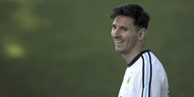 Lionel Messi dalam salah satu sesi latihan bersama timnas Argentina jelang Copa America, Selasa (9/6/2015). 