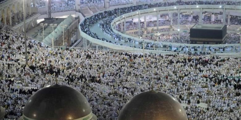 Manusia menyemut beribadah dan melakukan tawaf mengelilingi Kabah, bangunan suci di Masjidil Haram, di Kota Makkah, Arab Saudi, bagian dari kegiatan haji, 8 Oktober 2013. Lebih dari dua juta muslim tiba di kota suci ini untuk ibadah haji tahunan.