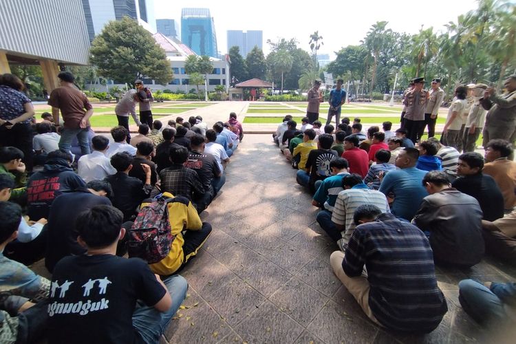 Ratusan pelajar diminta datang ke gedung Balaikota DKI Jakarta, Gambir, untuk membacakan surat pernyataan tak akan mengulangi perbuatan konvoi sambil bawa petasan yang disaksikan orangtua, Rabu (3/4/2024).