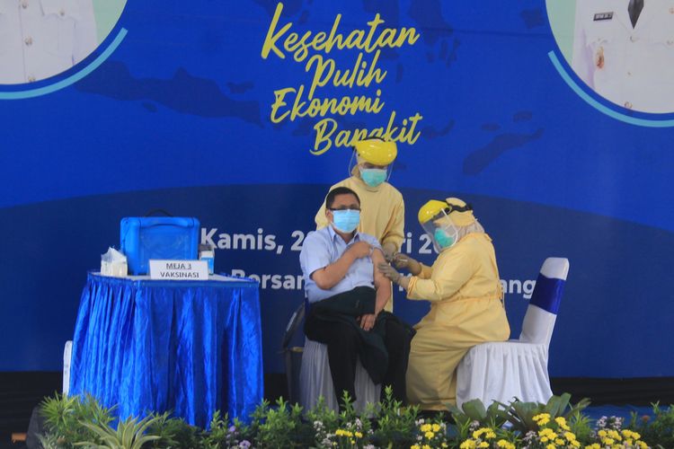 Ketua IDI Malang Raya, Djoko Heri saat disuntik vaksin Sinovac di Mini Block Office Balai Kota Malang, Kamis (28/1/2021).