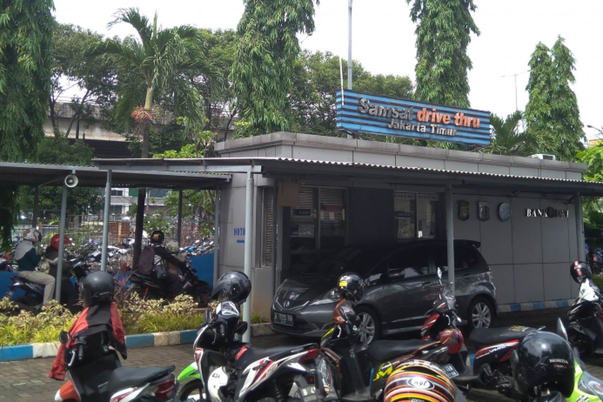 Layanan Samsat Drive Thru di Kebon Nanas, Jakarta Timur, Selasa, (12/12/2017)