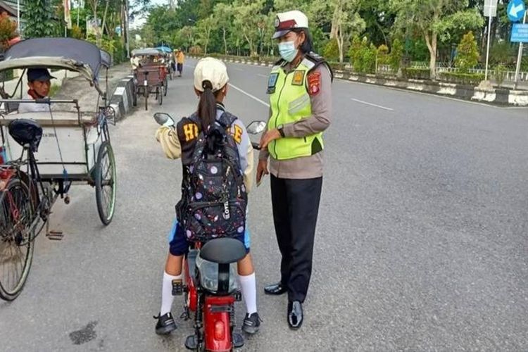 Satlantas Polres Kapuas, Kalimantan Tengah, mulai mengikuti langkah Polrestabes Makassar, Sulawesi Selatan, yang melarang pengguna sepeda listrik di jalan raya.
