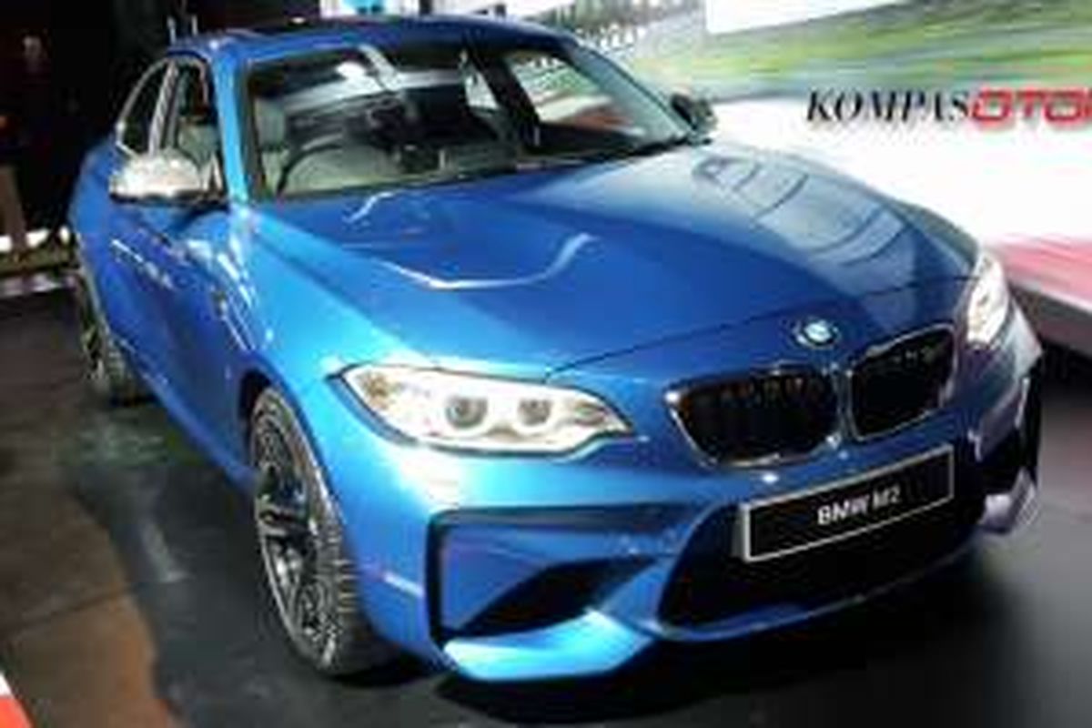 BMW M2 dibekali tenaga 370 tk dan torsi hingga 500 Nm dari mesin 6-silinder segaris 3.0L Twin Turbo dengan transmisi 7-percepatan M DCT (Double Clutch Transmission). 