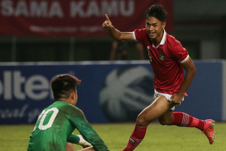 Pemain timnas U19 Indonesia Alfriyanto Nico melakukan selebrasi usai membobol gawang Brunei pada laga lanjutan Grup A Piala AFF U19 2022 yang digelar di Stadion Patriot Candrabhaga, Bekasi, Senin (4/7/2022). Indonesia unggul 7-0 atas Brunei