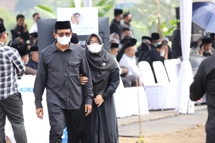 Wakil Bupati Garut Helmi Budiman dan istri ikut menghadiri pemakaman Emeril Khan Mumtadz anak sulung Ridwan Kamil di Cimaung Bandung, Senin (13/06/2022)