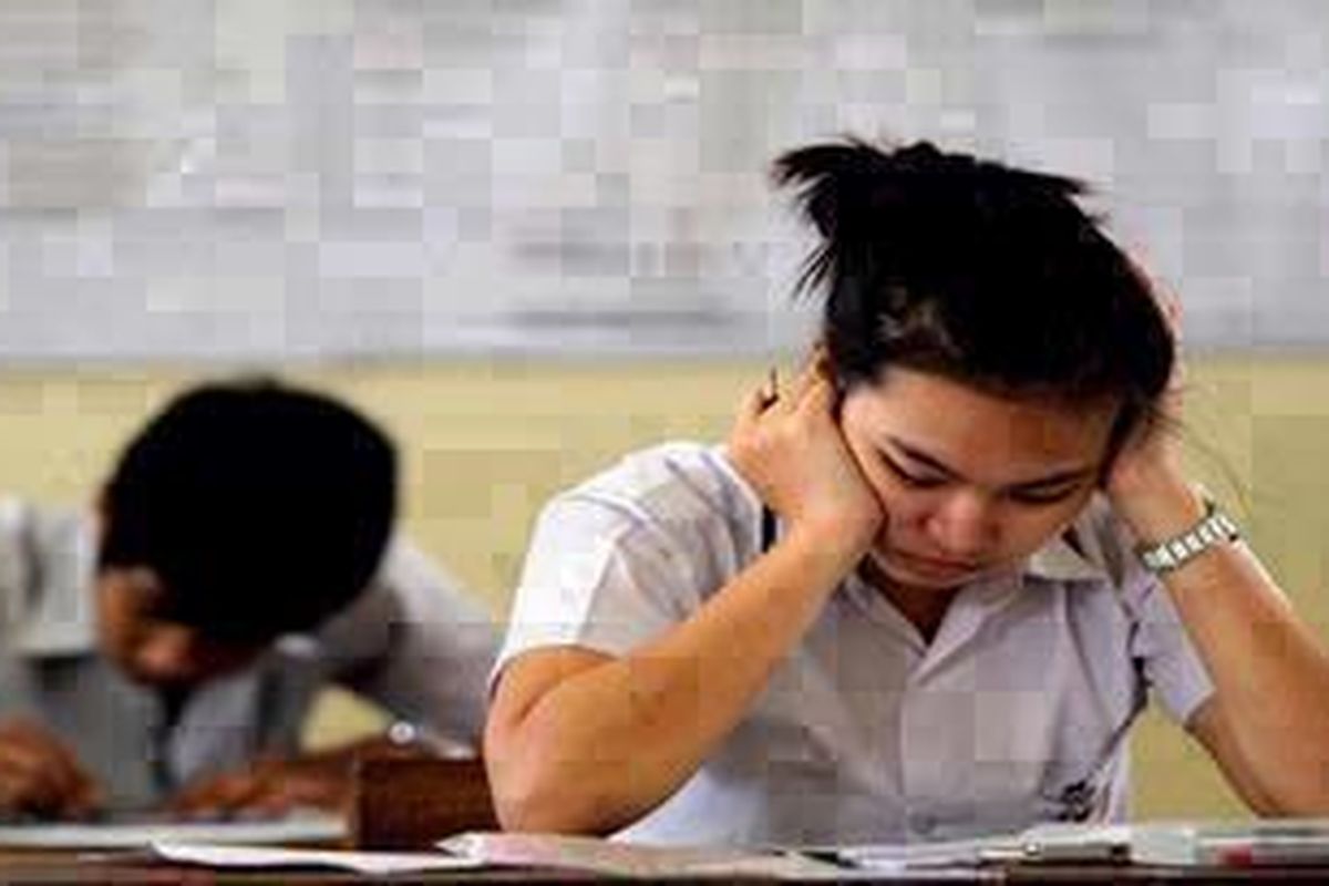 Siswa menjalani Ujian Nasional (UN) di SMA Negeri 24, Jalan Lapangan Tembak, Jakarta, Senin (18/4/2011). Hari ini, siswa jenjang SMA/MA/SMK menjalani UN secara serempak di seluruh Indonesia. Pemerintah akan menggabungkan 40 persen nilai sekolah dengan 60 persen nilai UN untuk memutuskan kelulusan siswa. 