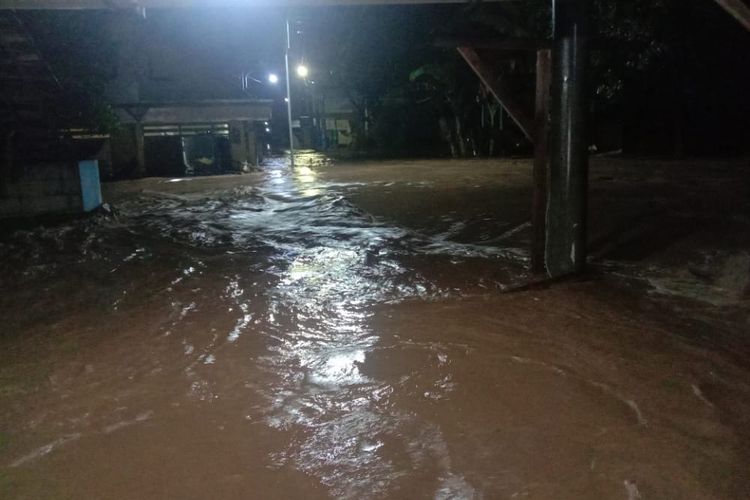 Banjir menggenangi rumah warga Desa Sendang Bumen, Kecamatan Berbek, Kabupaten Nganjuk, Minggu (14/2/2021) malam. Foto: Istimewa 