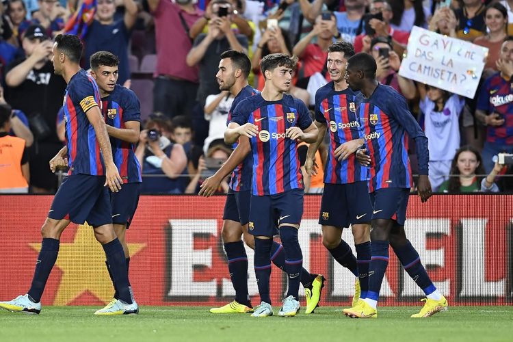 Para pemain Barcelona termasuk Robert Lewandowski saat merayakan gol dalam pertandingan Barcelona vs Pumas UNAM pada laga Trofeo Joan Gamper di Stadion Spotify Camp Nou, Senin (8/8/2022) dini hari WIB. 