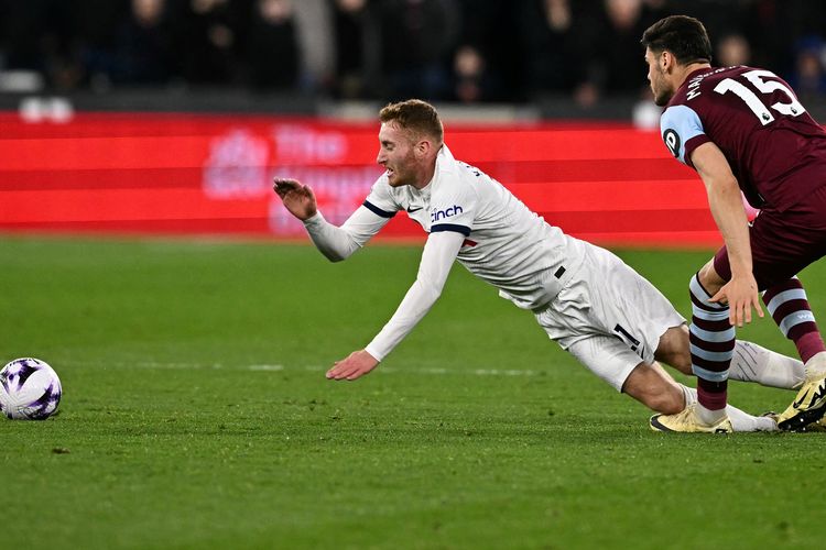 Gelandang Tottenham Hotspur Dejan Kulusevski (kiri) dijaga bek West Ham United Konstantinos Mavropanos saat pertandingan sepak bola Liga Inggris antara West Ham vs Tottenham Hotspur di Stadion London pada 2 April 2024. Artikel ini berisi klasemen Liga Inggris.