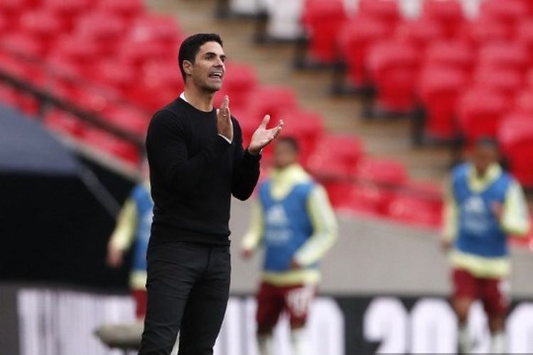 Pelatih Arsenal, Mikel Arteta, menemani timnya kala berhadapan dengan Liverpool pada laga Community Shield 2020 di Stadion Wembley.