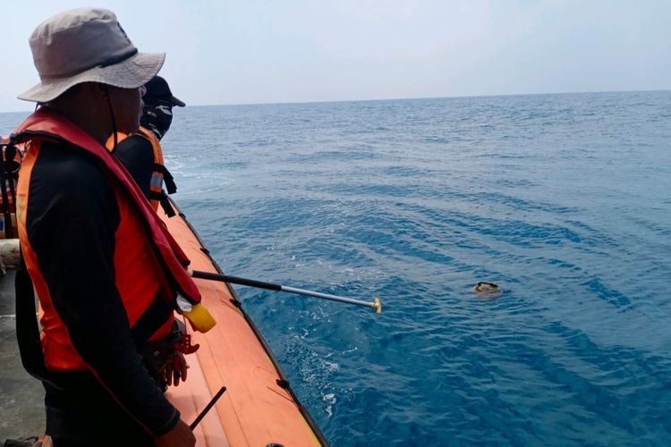 Tim SAR gabungan menemukan serpihan diguga milik Kapal Motor (KM) Sida Rahayu yang terbalik di Laut Jawa di pencarian hari ketiga, Senin (29/8/2022).