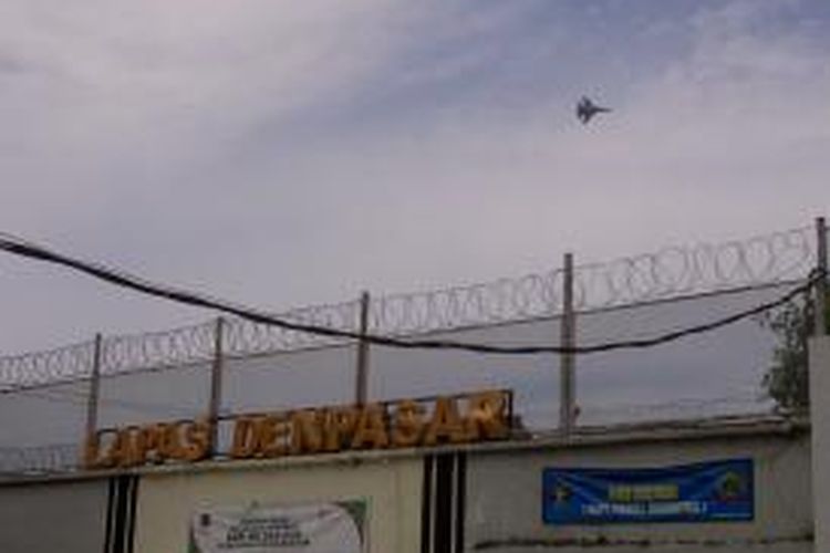 Pesawat Sukhoi sedang manuver di atas udara kawasan Kerobokan