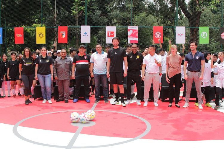 Mantan pesepak bola asal Jerman, Roman Weidenfeller (tengah), ikut meramaikan peluncuran program Bundesliga Common Ground di RPTRA Bhinneka, Pesanggrahan, Jakarta, pada Sabtu (11/2/2023).