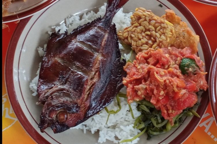 Menu sambel ikan dorang asap di warung makan Sambel Megilan, Kota Malang, Jawa Timur. 