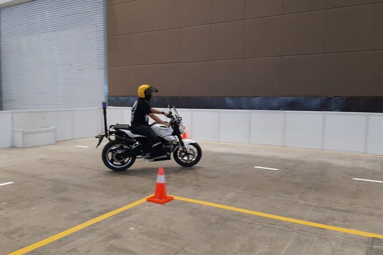 Test ride perdana Rakata NX8 di Periklindo Electric Vehicle Show (PEVS) 2022.
