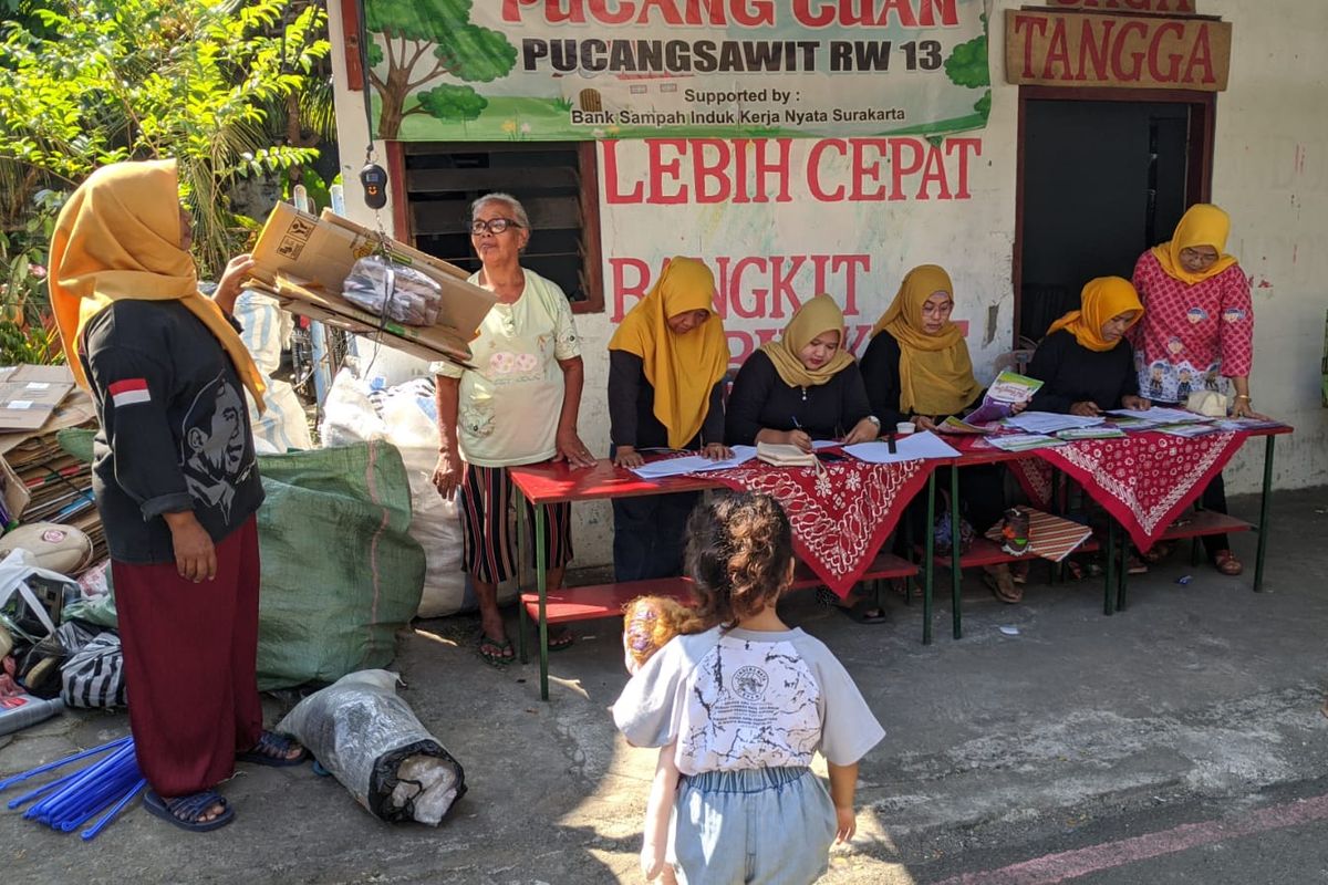 Foto aktivitas penimbangan sampah di Bank Sampah Unit Pucang Cuan, Kelurahan Pucang Sawit, Kecamatan Jebres, Kota Solo.