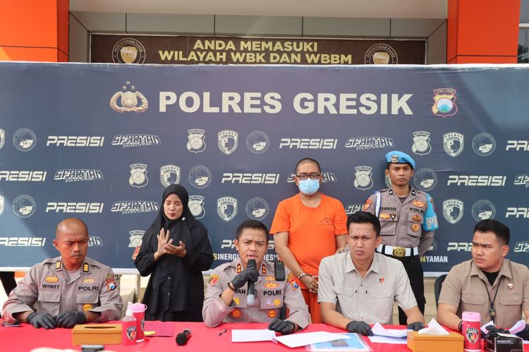 Kapolres Gresik AKBP Rovan Richard Mahenu (tengah) memberi penjelasan kepada awak media saat rilis ungkap kasus di Mapolres Gresik, Gresik, Jawa Timur, Selasa (3/6/2025).