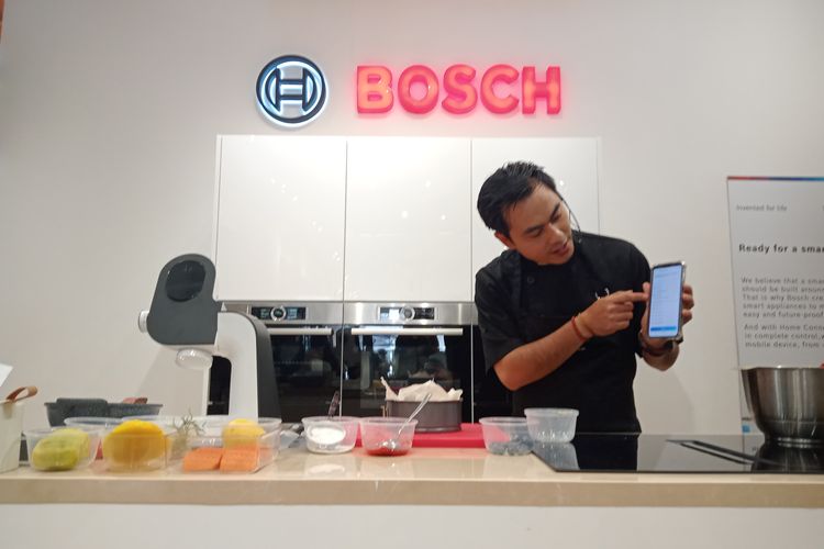 Chef Steby Rafael saat memeragakan demo masak dengan peralatan masak dari Bosch di acara peluncuran Bosch Home Experience Center di Jakarta, Rabu (8/2/2023) lalu.
