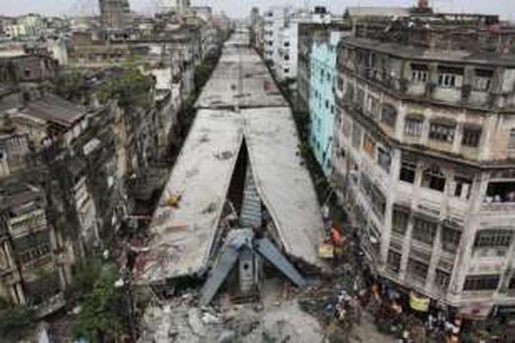 Jalan layang yang ambruk di kota Kalkutta, India ini sudah dibangun sejak 2009.