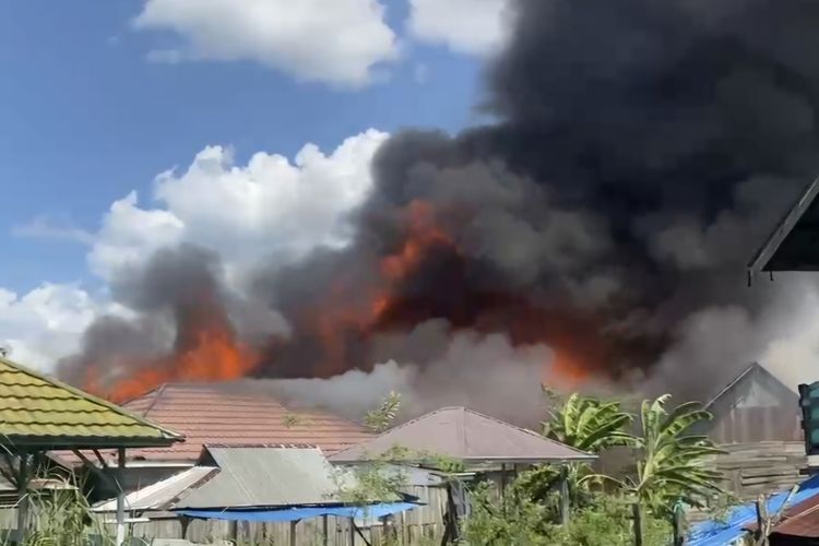 Asrama Santri di Ponpes Darussalam Kalsel Terbakar, Api Merembet ke Rumah Warga