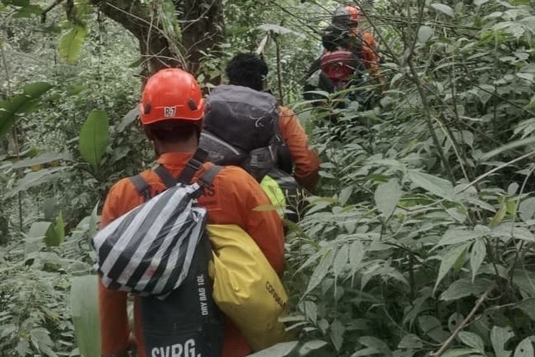 Tim SAR Tambah Personel Evakuasi Pendaki Ilegal yang Jatuh di Gunung Semeru