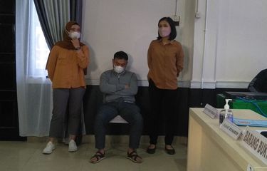 Tersangka H (45), pelaku penganiayaan anak remaja di minimarket di minimarket di Jalan Pintu Air IV, Kelurahan Kwala Bekala, Kecamatan Medan Johor pada Kamis (16/12/2021) saat konferensi pers di Mapolrestabes Medan pada Sabtu (25/12/2021) belum mengenakan baju tahanan karena statusnya masih penangkapan.