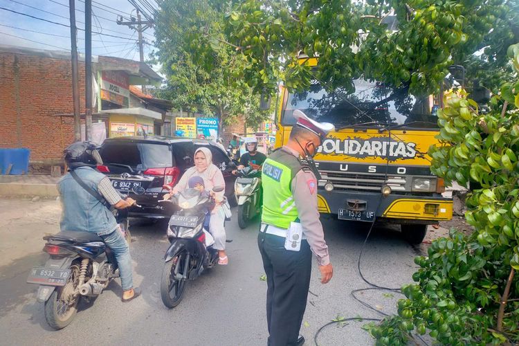 Supir truk tersesat di Kota Semarang karena ikuti google maps