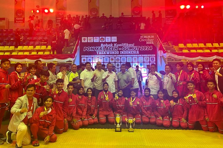 Kontingen Jawa Barat menjadi juara umum babak kualifikasi PON XXI Aceh-Sumatera Utara 2024 cabang olahraga Taekwondo di GOR POPKI, Cibubur, Senin (30/10/2023).