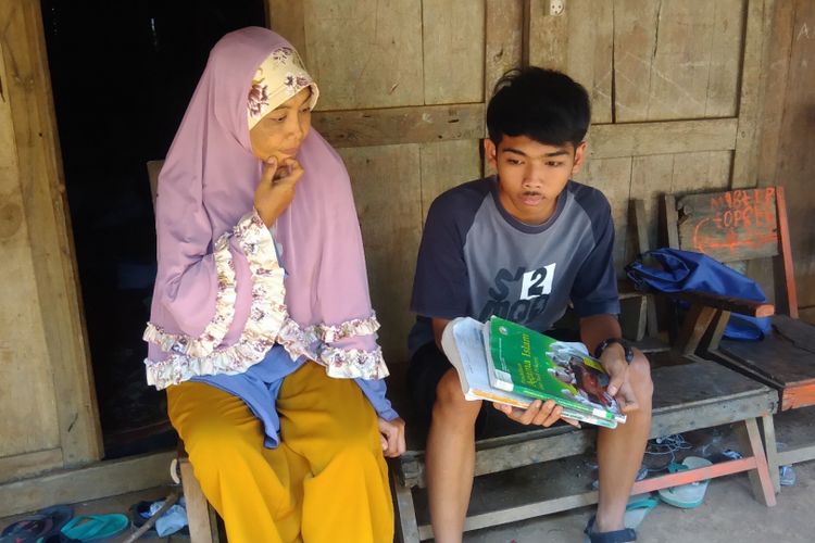Supartilah dan Anang Rizki Ahmaji, yang kecewa karena ijazahnya berada di Sekolah SMK N 1 Nglipar, Gunungkidul, tidak bisa diambil karena keterbatasan biaya. Keduanya ditemui di rumahnya di Desa Pilangrejo, Nglipar, Kamis (18/10/2018). 