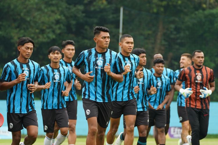 Usai menjalani libur selama dua pekan, Dedik Setiawan dan pemain lainnya latihan bersama perdana di tahun 2024 yang berlangsung di Lapangan ARG Lawang, Kabupaten Malang, Senin (9/1/2024) sore. 