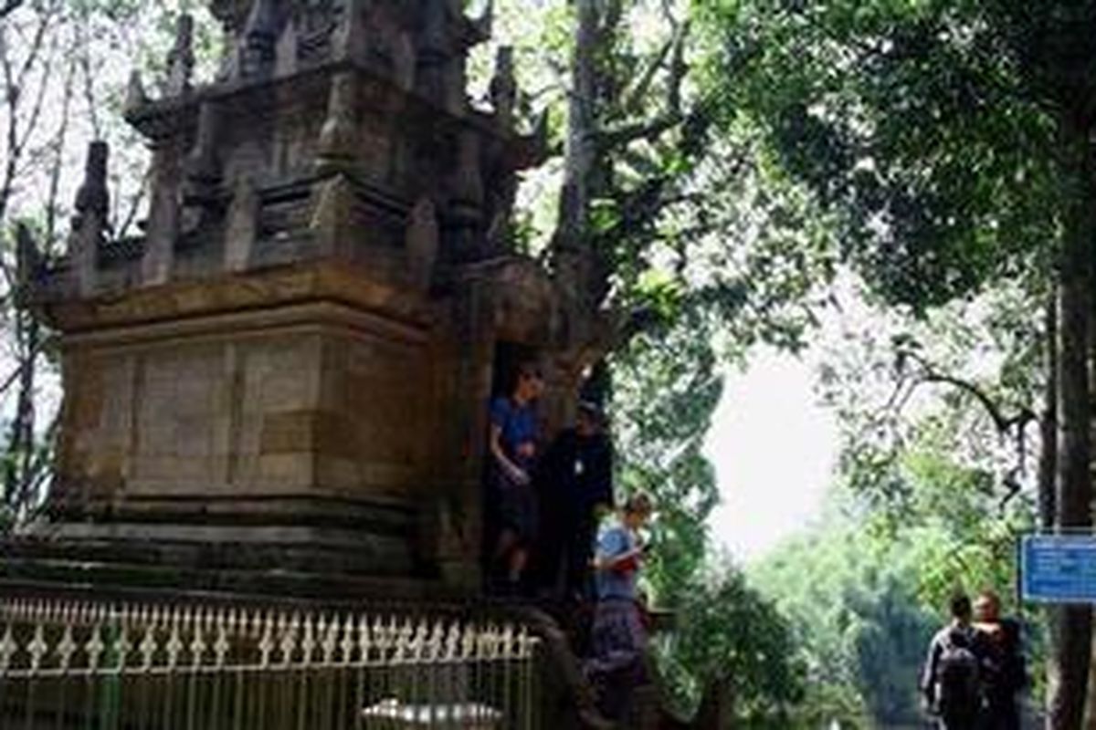 Turis berkunjung ke Candi Cangkuang di Garut, Jawa Barat