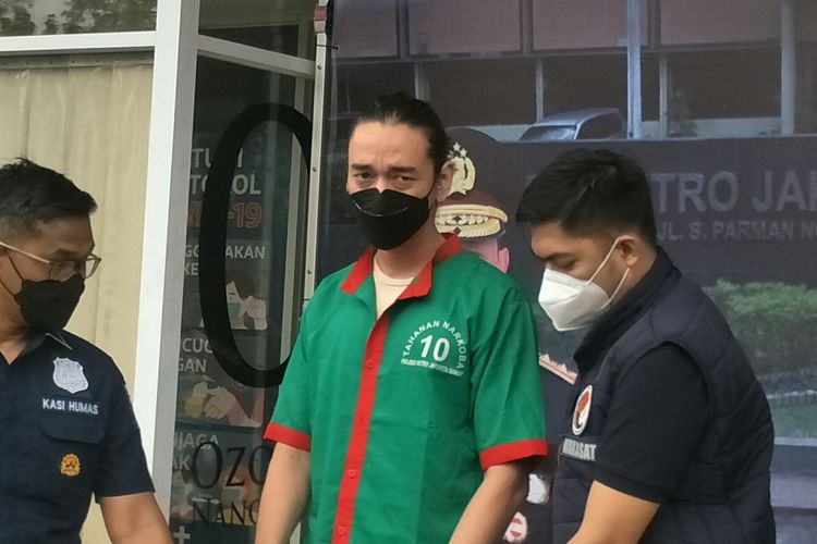 Vokalis Sisitipsi, Muhammad Fauzan Lubis (baju hijau) tersangka kasus dugaan penyalahgunaan narkoba saat dihadirkan dalam rilis resmi di Polres Metro Jakarta Barat, Jumat (18/3/2022).