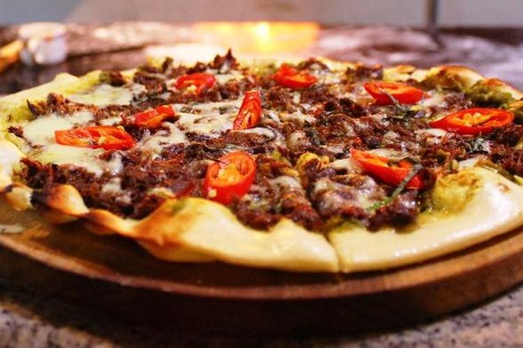 Pedasnya sensasi Italian Pizza Rendang, pergabungan antara western food dengan kuliner Rendang Indonesia, di Citrus Resto Novotel Semarang.